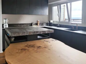 cuisine haut gamme à Courbevoie avec éléments de rangements intégrés sur l'îlot
