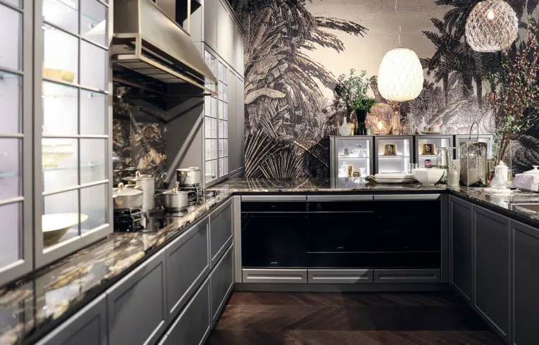 Cuisine classique haut de gamme avec papier peint décoratif jungle