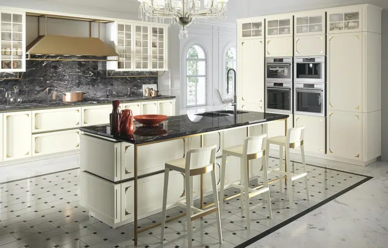 Cuisine classique blanche haut de gamme avec décorations d'angles sur les façades de meuble et vitrines à vaisselles rétro-éclairée