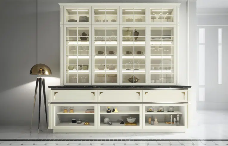 Cuisine classique italienne avec vitrines supérieures en verre rétro-éclairées et éléments bas ouverts fonctionnels