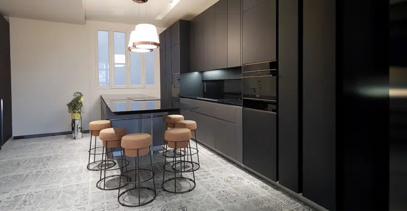 réalisation d'une cuisine par une cuisiniste haut de gamme avec façades laquées mat noir