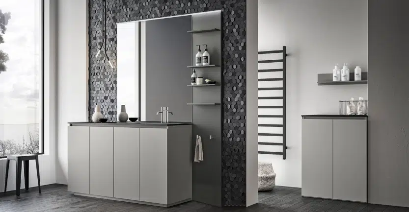 meuble salle de bain italien avec colonnes qui touche le sol, sans poignées et laqué mat