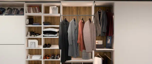 Idée dressing avec tringle escamotable pour accessoires et vêtements