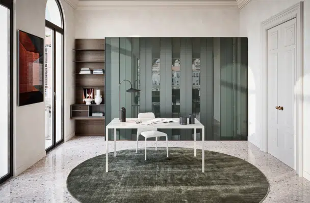 Idées dressing laqué brillant vert intégré dans le mur à ouverture battante
