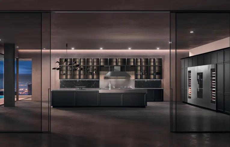 Cuisine classique snaidero avec vitrine rétroéclairée et îlot central