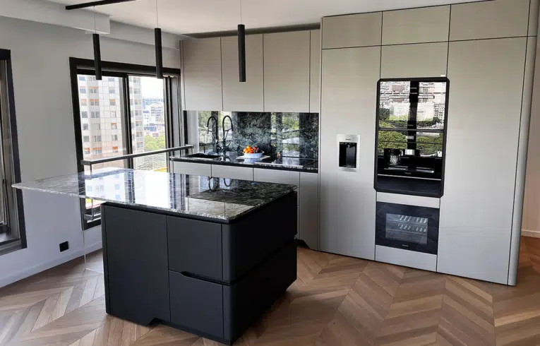 cuisine de luxe avec plan de travail et crédences en granit