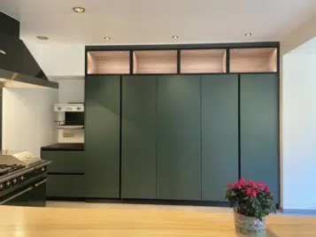 Cuisine haut gamme neuilly-sur-seine avec colonnes laqué verte