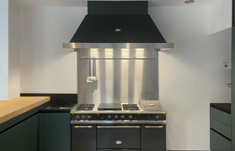 cuisine haut gamme Neuilly sur seine avec piano de cuisson et hotte