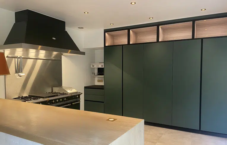 cuisine haut gamme Neuilly sur seine avec façades laqué verte