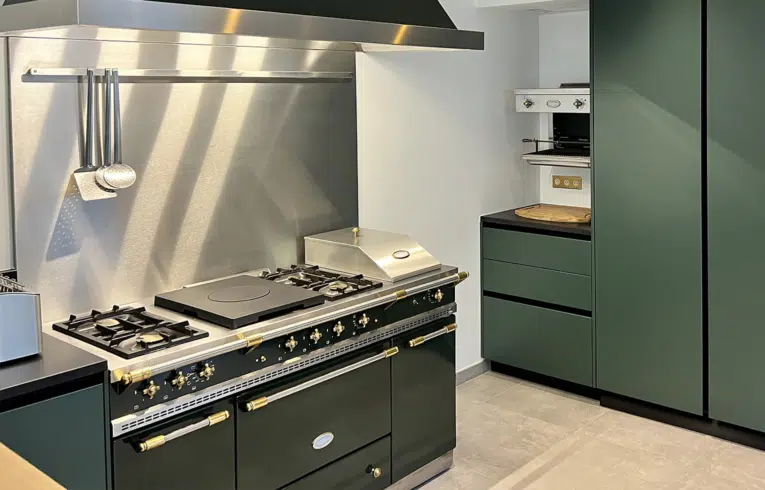 cuisine haut gamme Neuilly sur seine avec rôtisserie suspendu