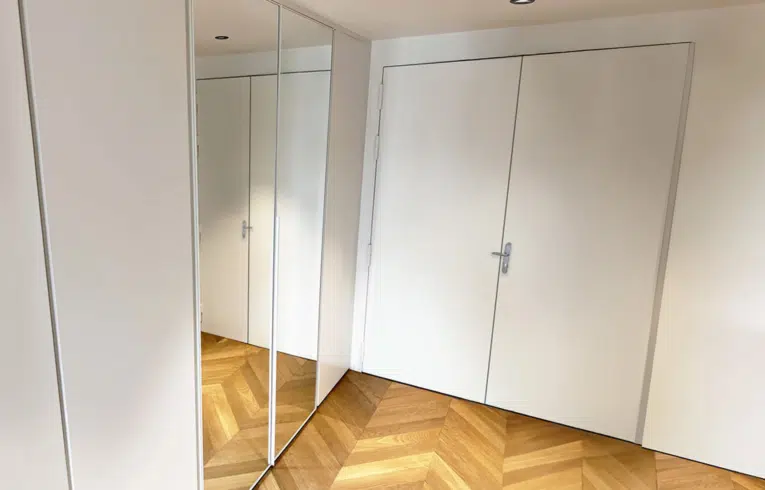 dressing de luxe Courbevoie avec portes battantes vitrées