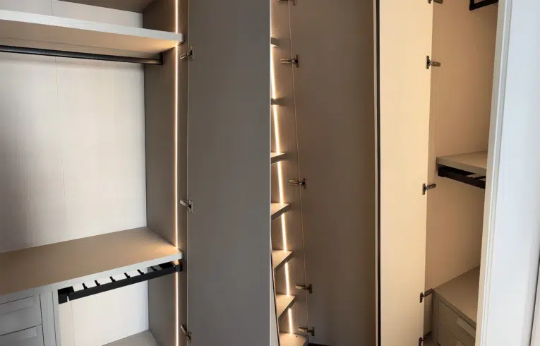 dressing de luxe Courbevoie avec bandeaux lumineux