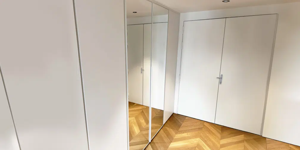 dressing de luxe Courbevoie avec ouverture battante et portes en verre
