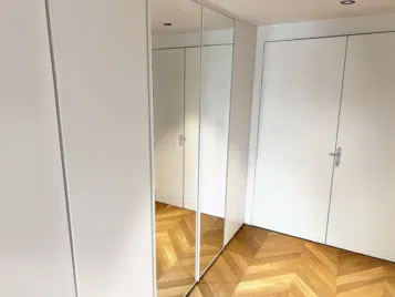 dressing de luxe Courbevoie avec ouverture battante et portes en verre