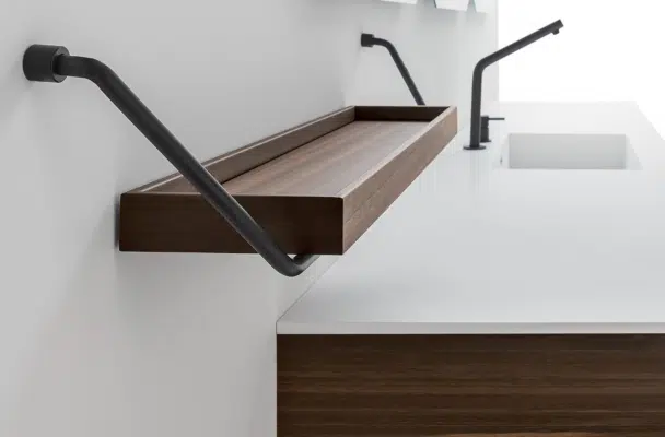 salle de bain de luxe avec étagères en bois et vasque en marbre