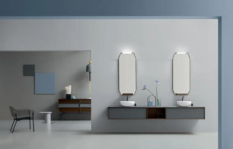 salle de bain de luxe avec meubles suspendus sans poignées