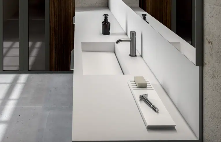 salle de bain minimaliste composé d'une vasque toute longueur en marbre