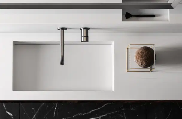 salle de bain minimaliste avec vasque en céramique et robinet