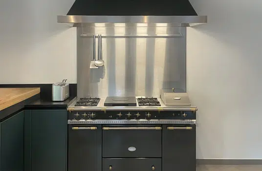 piano de cuisson dans une cuisine haut gamme Neuilly sur seine