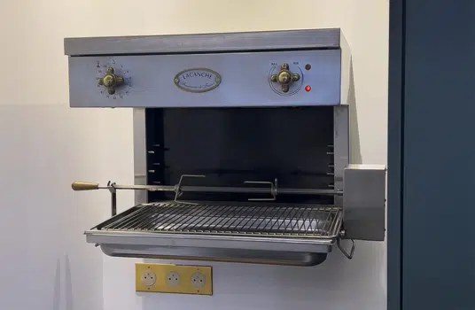 cuisine haut gamme Neuilly sur seine avec rôtisserie suspendu