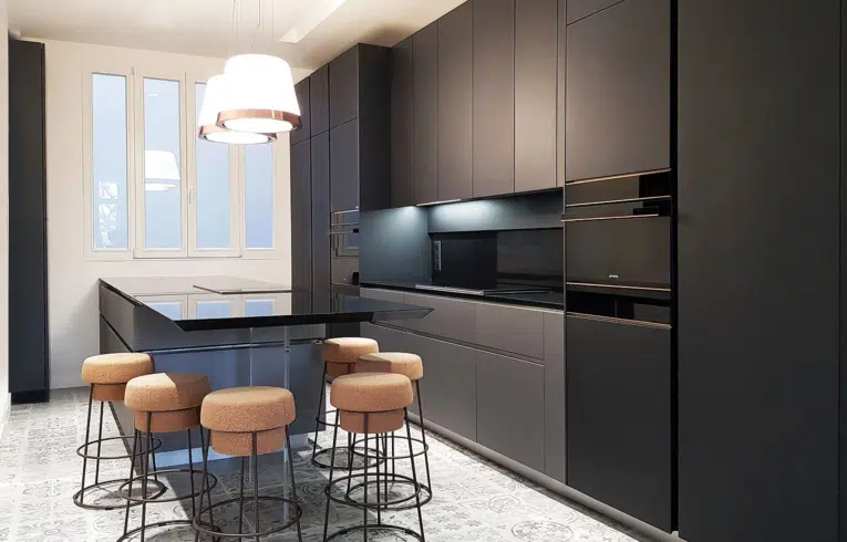Cuisine haut gamme saint cloud avec four intégré dans colonnes