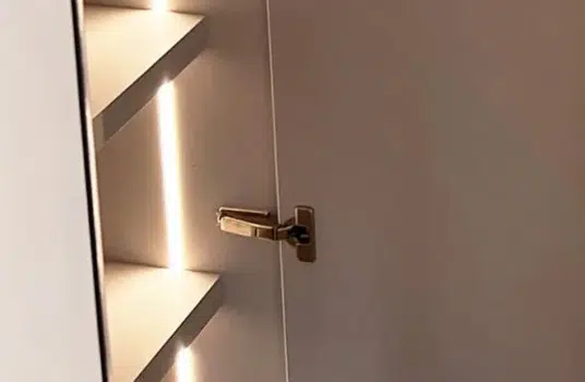 dressing de luxe Courbevoie avec charnières et bandeaux lumineux