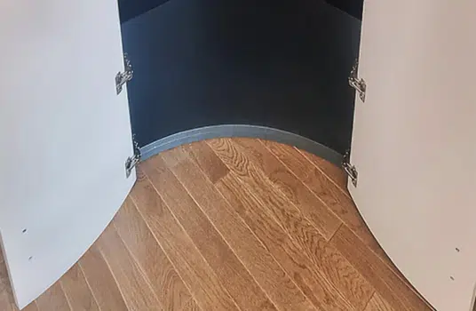 Détail d'un angle de dressing haut de gamme à Maisons-Alfort