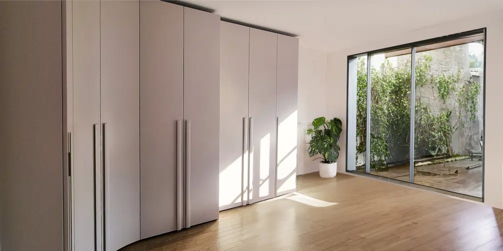 Façades d'un dressing haut de gamme à Maisons-Alfort avec poignées verticales