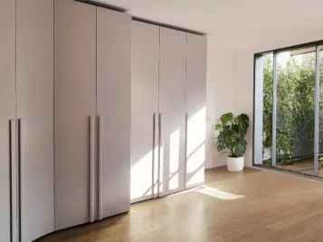 Façades d'un dressing haut de gamme à Maisons-Alfort avec poignées verticales