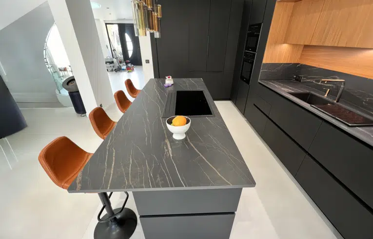 cuisine haut gamme rueil-malmaison avec îlot central en granit