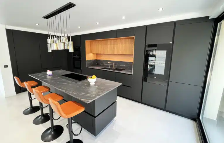 cuisine haut gamme rueil-malmaison ouverte sur séjour avec îlot central