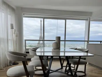 table de cuisine à paris avec vue sur la tour effiel