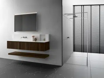 douche à l'italienne design avec meuble de salle de bain