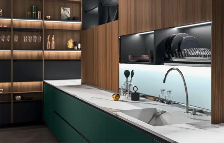 cuisine de luxe avec meubles hauts ouverts
