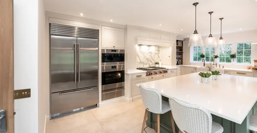 cuisine de luxe moderne avec électroménagers inox