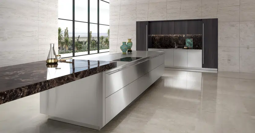 cuisine de luxe moderne avec îlot en inox avec poignées