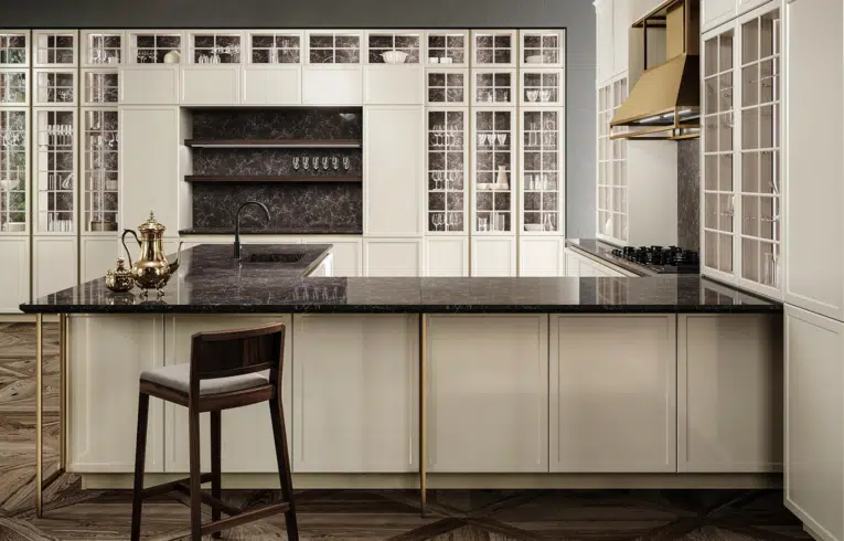 Cuisine classique modèle frame finition blanche mat et plan de travail avec crédence en granite marron et veinage blanche