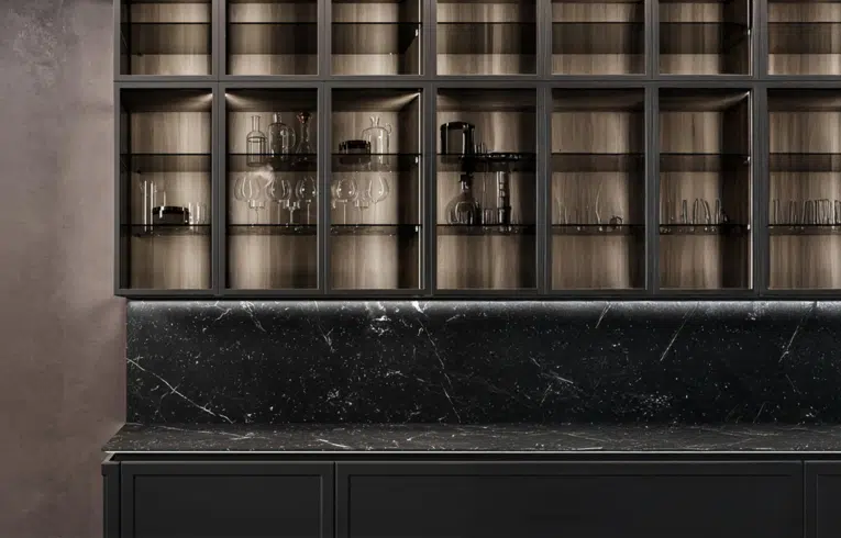 Cuisine classique modèle frame avec plan de travail et crédence en granite noir veiné