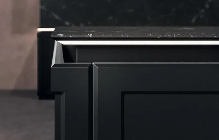 Finition latérale d'un ilot de cuisine classique avec façades à cadres modernes sur mesure en laque noir plomb mat