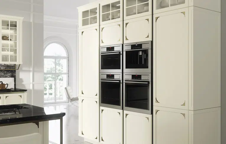 Cuisine classique blanche haut de gamme avec décorations d'angles sur les façades de meuble