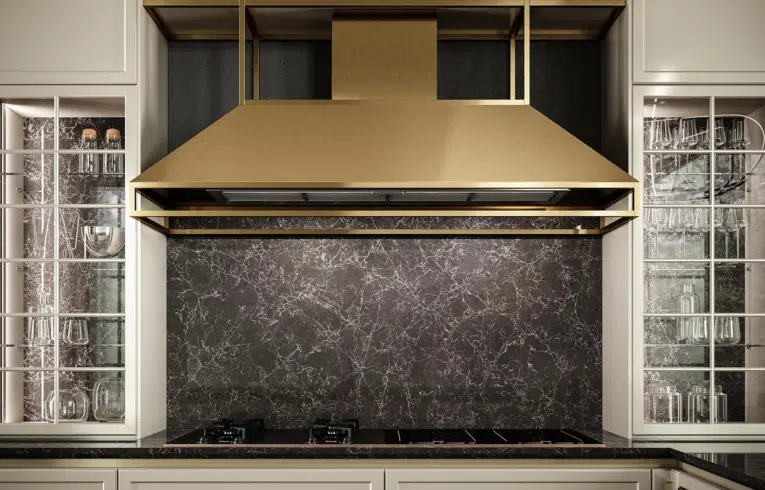 Cuisine classique italienne modèle frame avec une grande hotte en inox doré et plaque de cuisson mi gaz mi induction