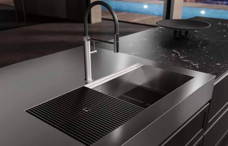 Cuisine classique modèle frame avec le mitigeur sur un îlot central