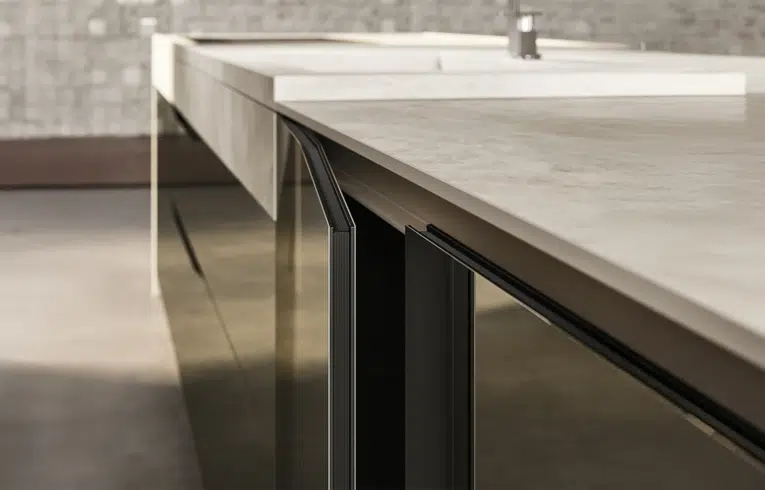 Cuisine moderne modèle elementi avec portes de rangement en façade PVD amalfi effet miroir