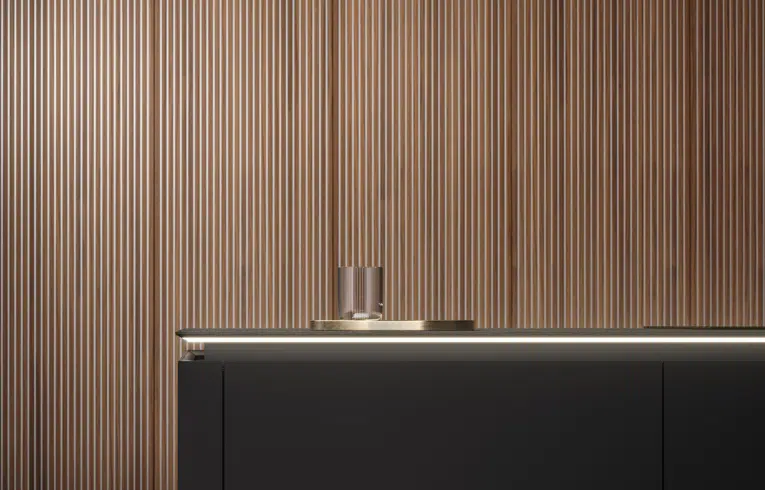 Cuisine moderne modèle link avec les portes de rangements en noyer européen aluminium nervuré
