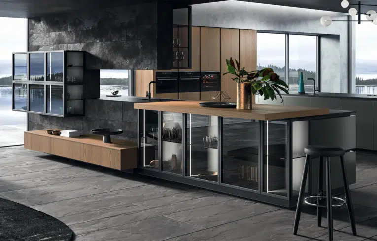 cuisine moderne avec meubles bas vitrées équipées de bandeaux LEDs