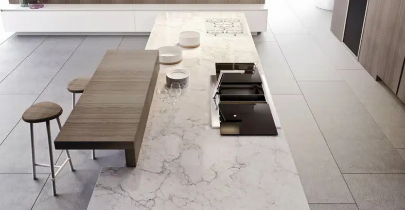 Plan de travail en quartz dans une cuisine haut de gamme esthétique