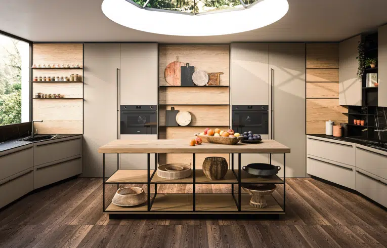 Cuisine classique haut de gamme avec arrière cuisine dans les tons bois et beige
