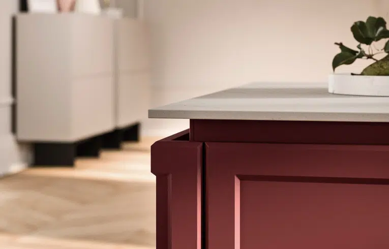 Cuisine classique haut de gamme avec les portes de rangements en laque micalisée rouge