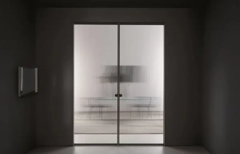 Porte coulissante vitrée faisant apparaitre la lumière