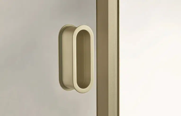 Porte coulissante vitrée avec poignée en laiton doré